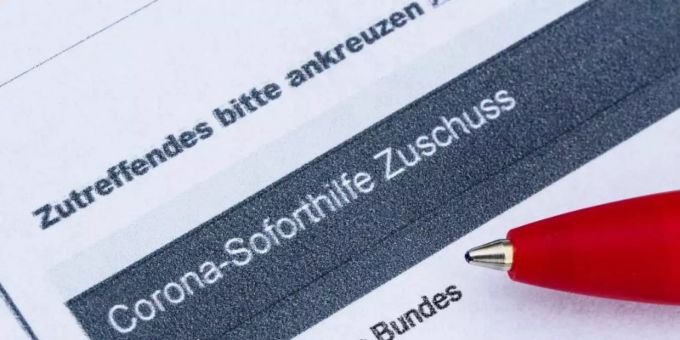 Mit der sogenannten Überbrückungshilfe möchte der Bund neben kleinen und mittelständischen Unternehmen Soloselbständige unterstützen, die infolge der Corona-Pandemie weiter erhebliche Umsatzeinbussen haben. Foto: Robert Michael/dpa-Zentralbild/dpa Mit der sogenannten Überbrückungshilfe möchte der Bund neben kleinen und mittelständischen Unternehmen Soloselbständige unterstützen, die infolge der Corona-Pandemie weiter erhebliche Umsatzeinbussen haben. Foto: Robert Michael/dpa-Zentralbild/dpa