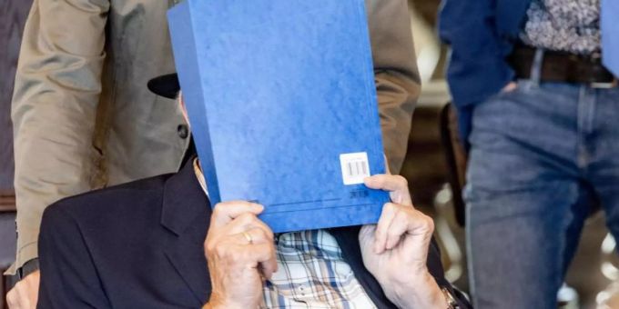Der wegen Beihilfe zum Mord in 5230 Fällen angeklagte 93-Jährige hat vor Gericht um Entschuldigung gebeten. Foto: Axel Heimken/dpa-Pool/dpa Der wegen Beihilfe zum Mord in 5230 Fällen angeklagte 93-Jährige hat vor Gericht um Entschuldigung gebeten. Foto: Axel Heimken/dpa-Pool/dpa