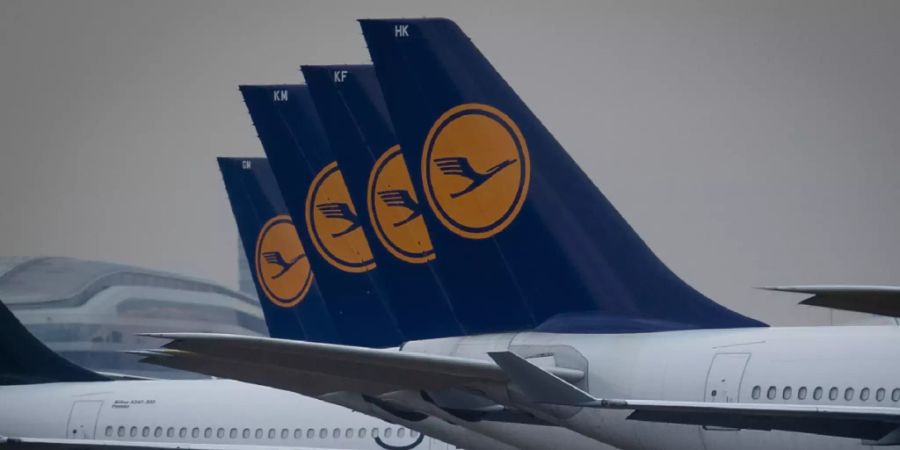 Die Lufthansa steigert ihr Flugangebot mit dem Ende vieler Corona-Reisebeschränkungen in Europa im Juni. Die Airlines der Gruppe wollen 2'000 wöchentliche Verbindungen zu mehr als 130 Zielen weltweit an den Start bringen. (Archivbild)