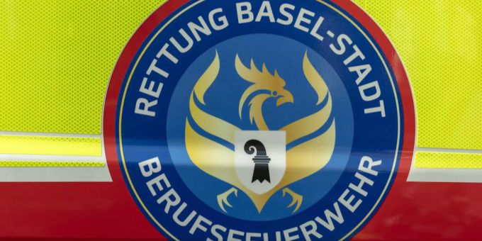 Das Emblem der Berufsfeuerwehr Basel-Stadt auf einem Auto.