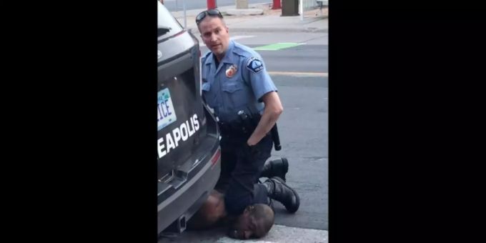 Foto des auf Floyds Genick knieenden Polizisten Foto des auf Floyds Genick knieenden Polizisten