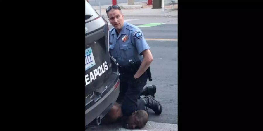 Foto des auf Floyds Genick knieenden Polizisten