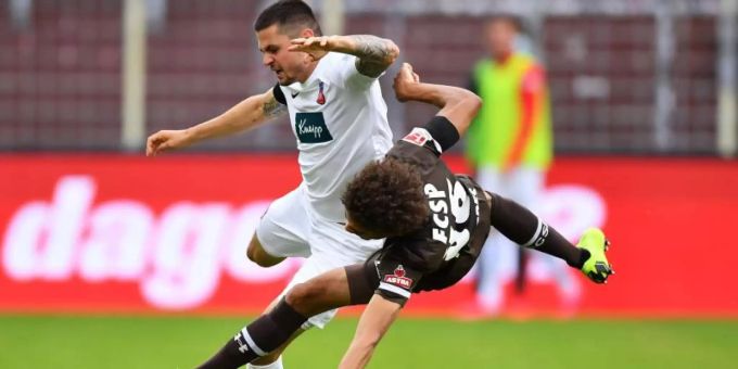 Heidenheims Marnon Busch (l) und Paulis Luis Coordes teilten sich mit ihren Teams die Punkte. 2. Bundesliga