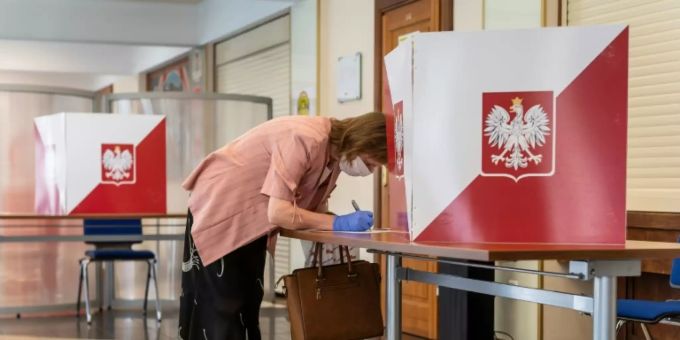 Wählerin mit Mundschutz in Warschau Polen Wahlen