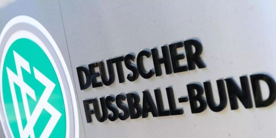 DFB-Logo und Schriftzug vor der Zentrale des Deutschen Fussball-Bundes in Frankfurt am Main. Foto: picture alliance / Arne Dedert/dpa