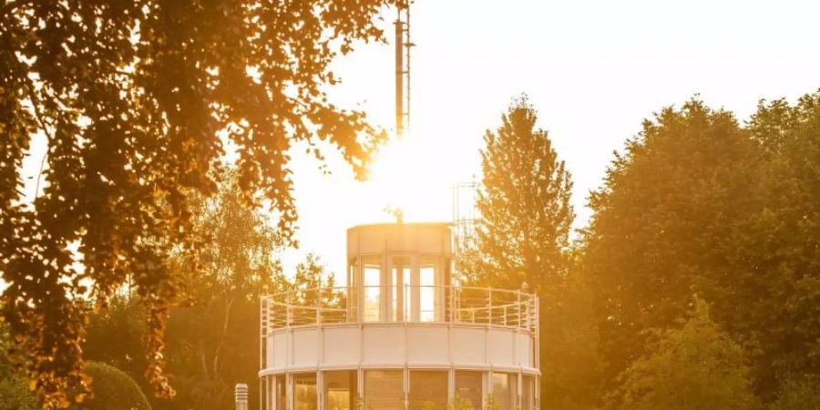 Die Wetterwarte des Deutschen Wetterdienstes in Lingen im Sonnenlicht. Foto: Christophe Gateau/dpa