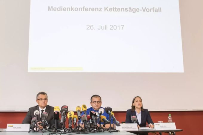Peter Sticher, Erster Staatsanwalt, Maj Ravi Landolt, Kantonaler Stv. und Leiter Sicherheitspolizei, und Mediensprecherin Cindy Beer, von links, sprechen am Mittwoch, 26. Juli 2017 an der Pressekonferenz der Polizei Schaffhausen zur Verhaftung des Mannes der am Montag, 24. Juli mehrere Personen in der Altstadt von Schaffhausen mit einer Kettensäge verletzt hat und seitdem flüchtig war. Der Mann wurde am Dienstag in Thalwil gefasst. Schaffhausen Kettensäge