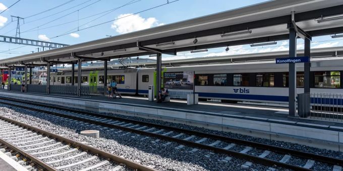 Perrons auf dem Bahnhof SBB mit BLS Zug in Konolfingen. - Konolfingen Perrons auf dem Bahnhof SBB mit BLS Zug in Konolfingen. - Konolfingen