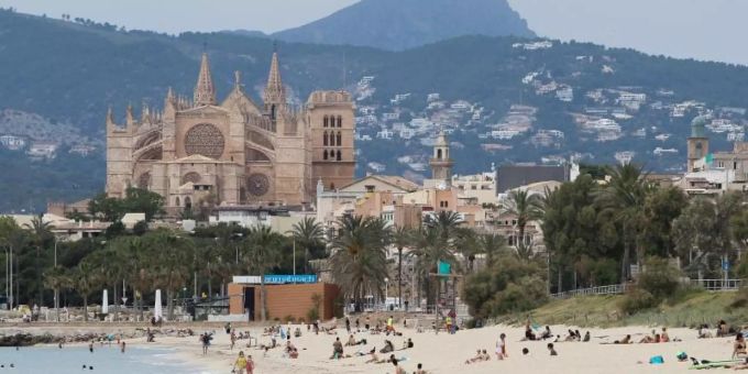 Der Strand in Palma de Mallorca ist wieder geöffnet - aber ausländische Touristen werden derzeit noch durch die Quarantäne-Regeln abgehalten. Foto: Isaac Buj/EUROPA PRESS/dpa Der Strand in Palma de Mallorca ist wieder geöffnet - aber ausländische Touristen werden derzeit noch durch die Quarantäne-Regeln abgehalten. Foto: Isaac Buj/EUROPA PRESS/dpa