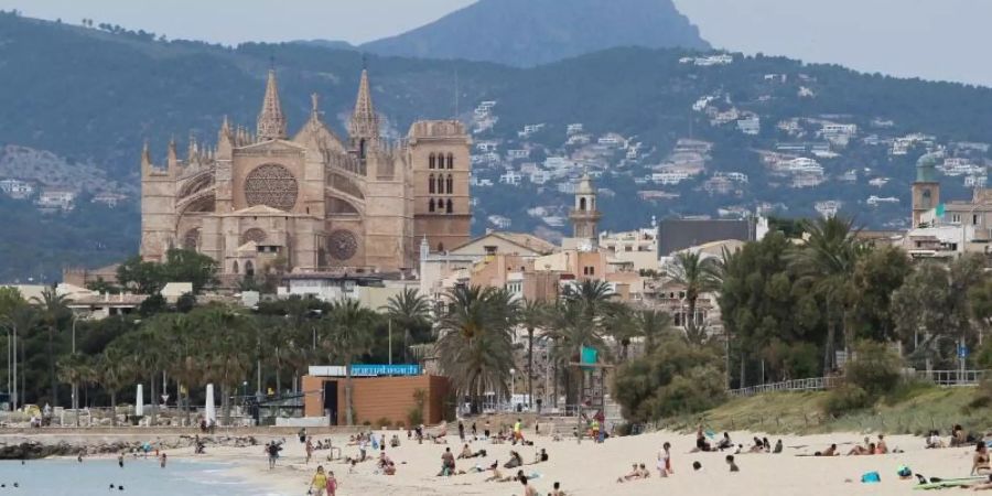 Der Strand in Palma de Mallorca ist wieder geöffnet - aber ausländische Touristen werden derzeit noch durch die Quarantäne-Regeln abgehalten. Foto: Isaac Buj/EUROPA PRESS/dpa