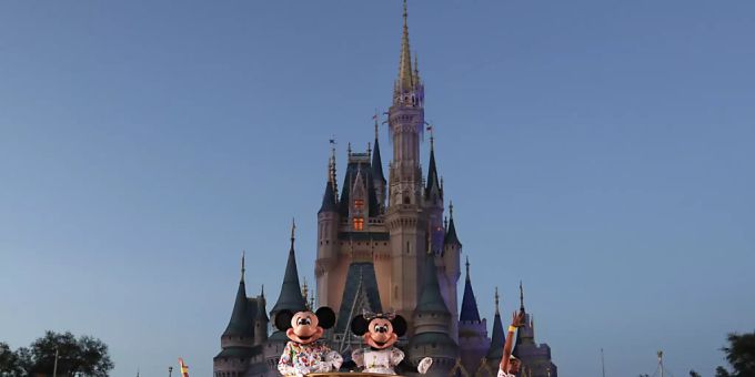 Freude bei Gross und Klein: Der Walt-Disney-Konzern will einige seiner Vergnügungsparks bald wiedereröffnen. (Archivbild) Freude bei Gross und Klein: Der Walt-Disney-Konzern will einige seiner Vergnügungsparks bald wiedereröffnen. (Archivbild)
