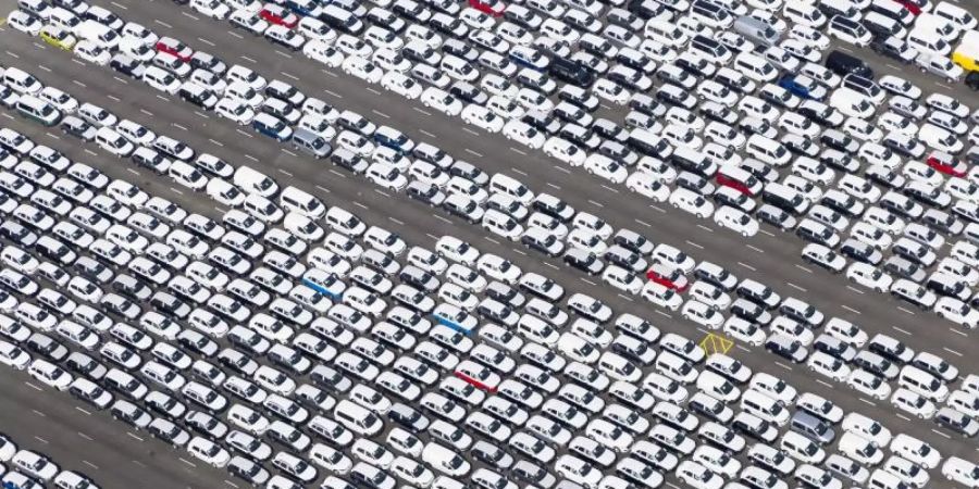 Autos warten vor dem VW-Werk in Emden auf die Verschiffung. Foto: Tobias Bruns/dpa