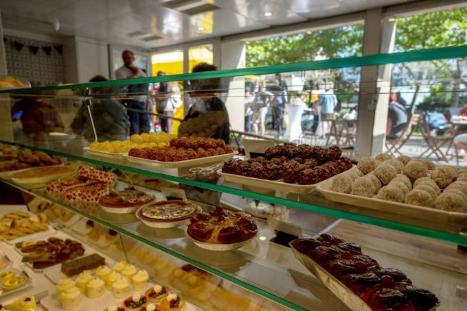 Auslage in der neu eröffneten Jägerbäckerei in Schliern bei Köniz