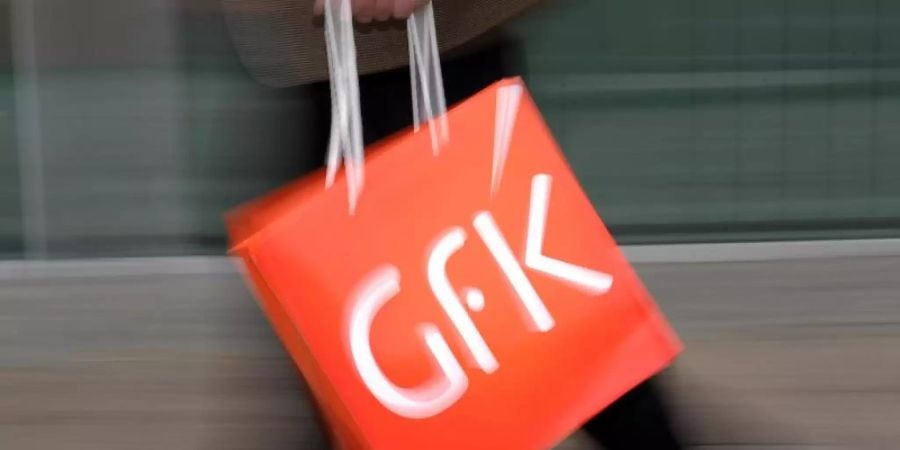 Fast jeder dritte Verbraucher will einer Studie des Marktforschers GfK zufolge die Senkung der Mehrwertsteuer für eine Neuanschaffung nutzen. Foto: David-Wolfgang Ebener/dpa