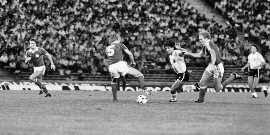 Erni Maissen (links) im Länderspiel für die Schweiz am 16. Dezember 1980. Für Argentinien am Ball: Diego Maradona.