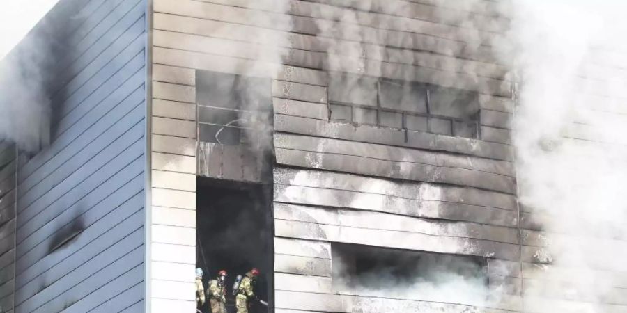 Feuerwehrmänner kämpfen gegen den Brand auf der Baustelle eines Auslieferungslagers südlich von Seoul. Foto: ---/YNA/dpa