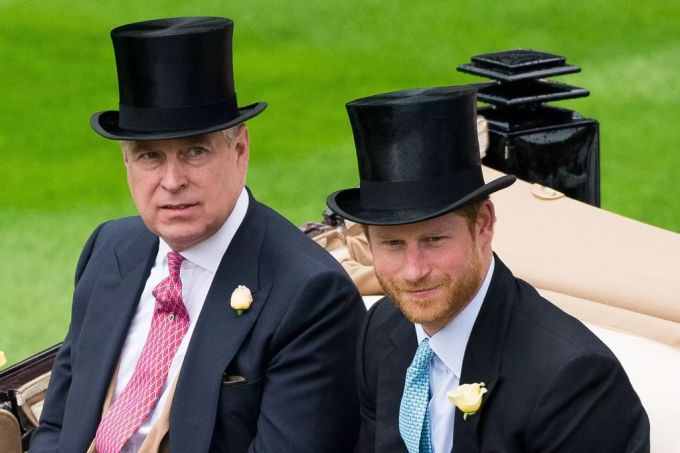 Prinz Andrew und Prinz Harry haben sich beide von ihren royalen Pflichten zurückgezogen. andrew