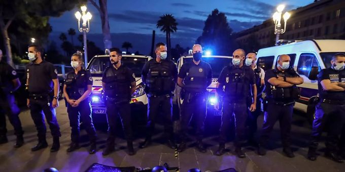 dpatopbilder - Französische Polizisten haben in mehreren Städten gegen die jüngsten Ankündigungen von Innenminister Christophe Castaner protestiert und symbolisch Handschellen auf den Boden gelegt. Foto: Valery Hache/AFP/dpa dpatopbilder - Französische Polizisten haben in mehreren Städten gegen die jüngsten Ankündigungen von Innenminister Christophe Castaner protestiert und symbolisch Handschellen auf den Boden gelegt. Foto: Valery Hache/AFP/dpa