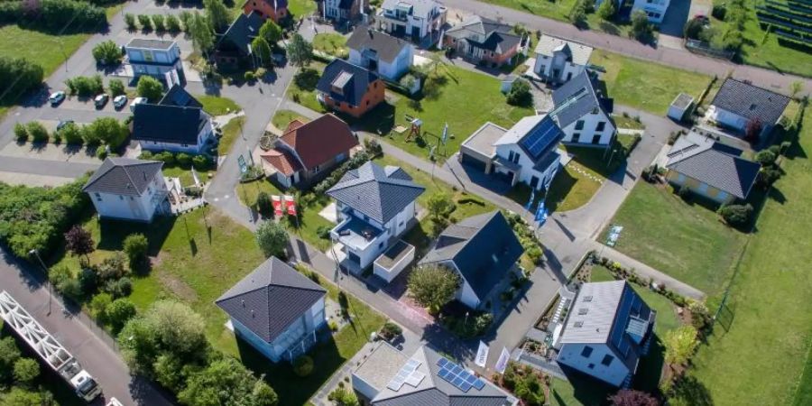 Blick auf den Unger Musterhauspark im Schkeuditzer Ortssteil Dölzig. Hier stehen unterschiedliche Fertigteilhäuser verschiedener Hersteller. Foto: Jan Woitas/dpa-Zentralbild/dpa