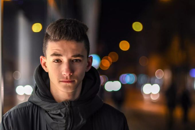 Leonardo van de Wiel mitten im beleuchteten Luzern. Leonardo van de Wiel