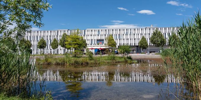 Der Liebefeld Park im Liebefeld. Im Hintergrund das Gebäude des Bundesamts für Gesundheit (BAG). Liebefeld BAG