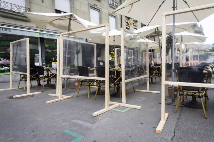 Seit dem 11. Mai sind die Bars in Bern wieder geöffnet. Hier die Cuba Bar am Kornhausplatz, welche wegen dem Coronavirus Wände aufgestellt hat. bars bern