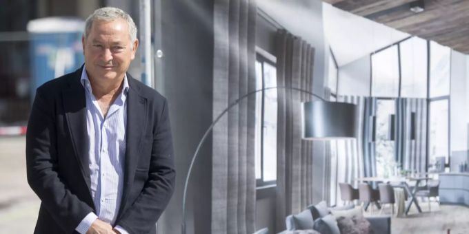 Der Investor Samih Sawiris vor einem Bild eines Zimmers des Haus Alpenrose. Samih Sawiris ehrenbürger