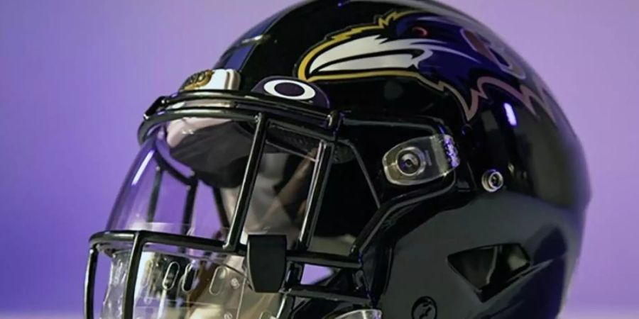 Ein Helm mit einer integrierten Corona-Schutzfunktion soll den Spielern einen besseren Schutz bieten. Foto: -/Oakley/AP/dpa