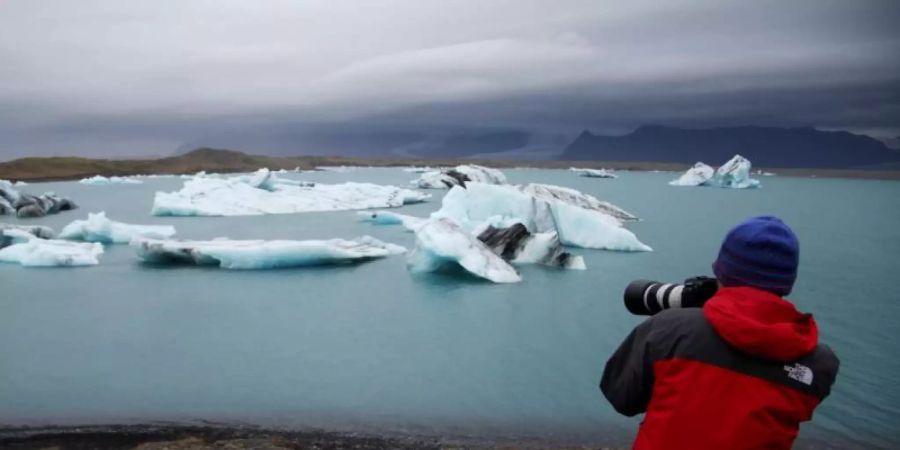 Urlauber aus Deutschland müssen sich bei der Einreise bach Island nicht mehr auf Corona testen lassen. Foto: Steffen Trumpf/dpa