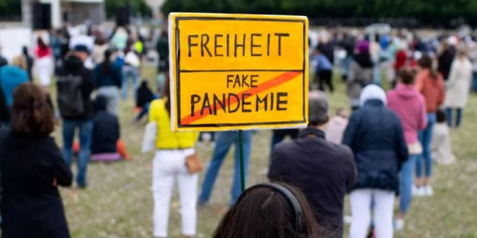 Eine Teilnehmerin einer Corona-Demonstration mit einem Protestschild (Symbolbild). corona demo