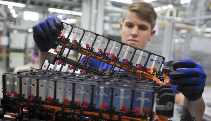 Plug-in-Hybride haben einen E-Motor mit Akku und einen Verbrennungsmotor verbaut. Plug-in-hybrid