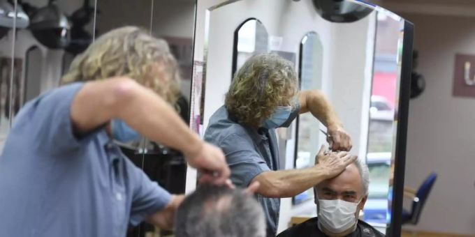 Nach langer Schliessung ist die Auslastung in den Friseur-Salons hoch. Foto: Roberto Pfeil/dpa Nach langer Schliessung ist die Auslastung in den Friseur-Salons hoch. Foto: Roberto Pfeil/dpa