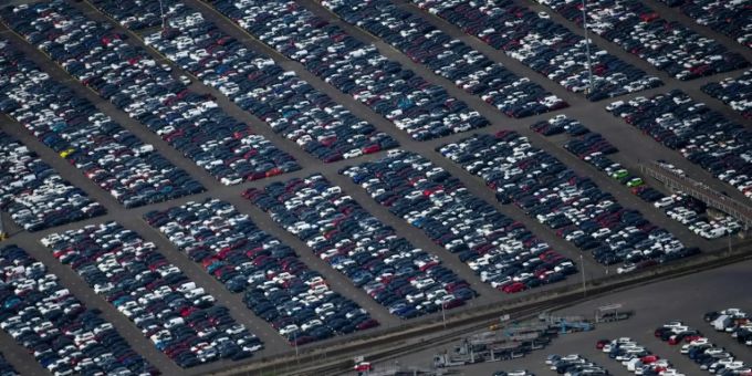 Neuwagen am Duisburger Hafen Neuwagen am Duisburger Hafen