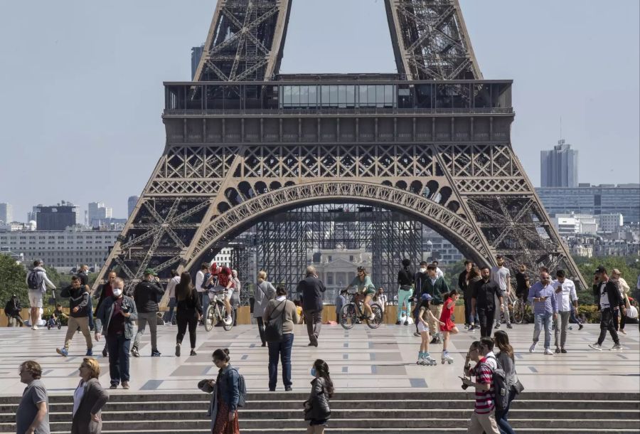 Am Sonntag, 17. Mai, war es am Eiffelturm im Paris deutlich belebter als noch in den Wochen zuvor.