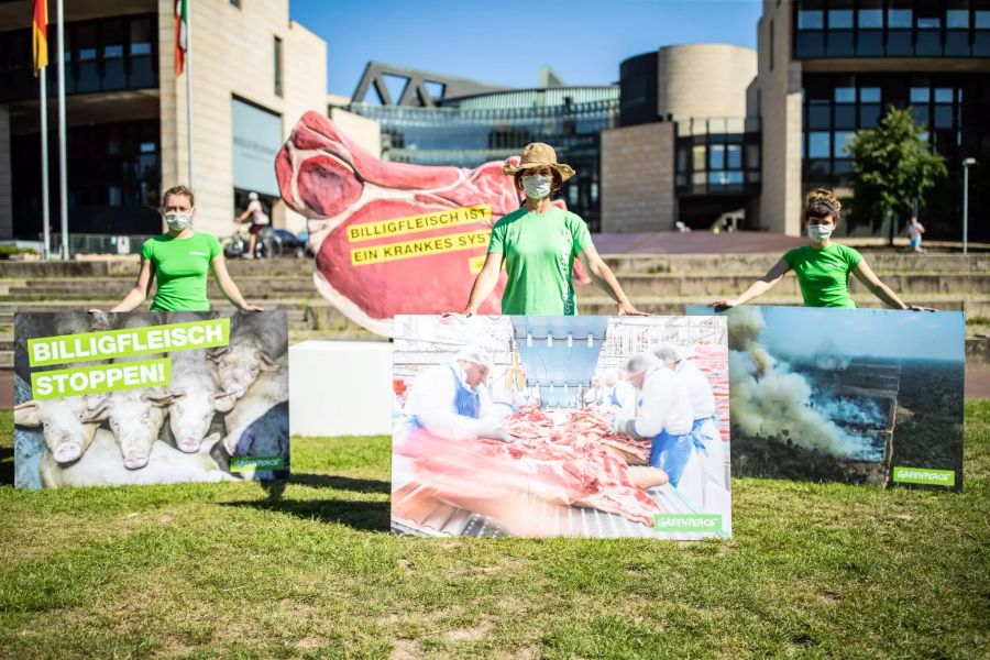 Greenpeace-Aktivistinnen protestieren gegen die Fleischindustrie. Dies, nachdem bei der Fleischfabrik Tönnies in Gütersloh das Coronavirus ausbrach.