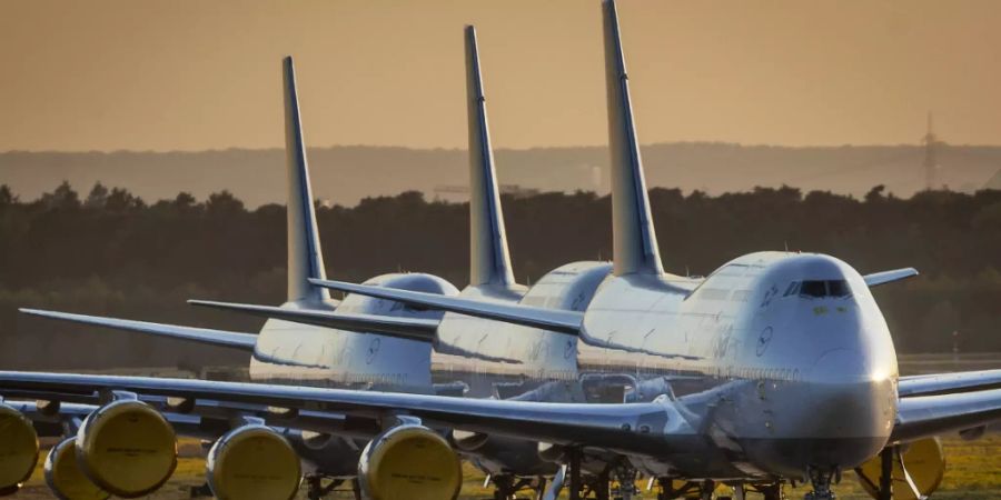 Die Lufthansa hat sich am Mittwochabend mit der Gewerkschaft des Kabinenpersonals (UFO) auf ein Sparpaket geeinigt. (Archivbild)