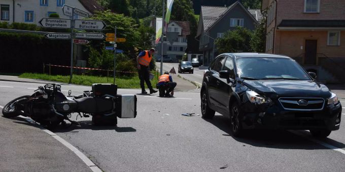 Kollision zwischen Auto und Motorrad. Kollision zwischen Auto und Motorrad