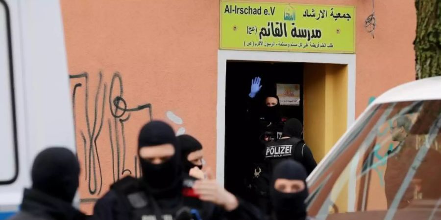 Einsatz mit schwerem Geschütz: Polizeibeamte vor der Al-Irschad-Moschee in Berlin. Foto: Christoph Soeder/dpa