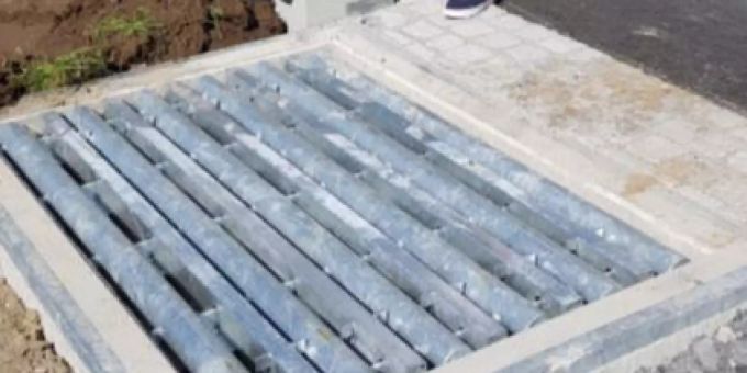 Ein Knabe stürzte neben einem Spielplatz in einen Wasserschacht- (Symbolbild) Wasserschacht