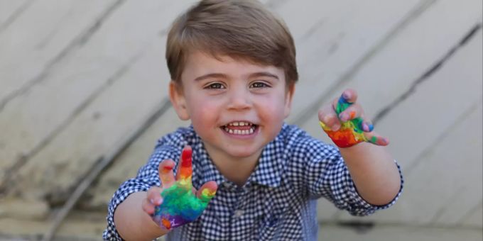 Das vom Kensington-Palast zur Verfügung gestellte Foto zeigt den britischen Prinz Louis, der am 23.04.2020 seinen zweiten Geburtstag feiert, beim Malen mit Fingerfarben in Regenbogenfarben. Der Regenbogen ist zum Symbol der Hoffnung und der Unterstützung für das medizinische Personal in der Corona-Krise geworden. Prinz Louis