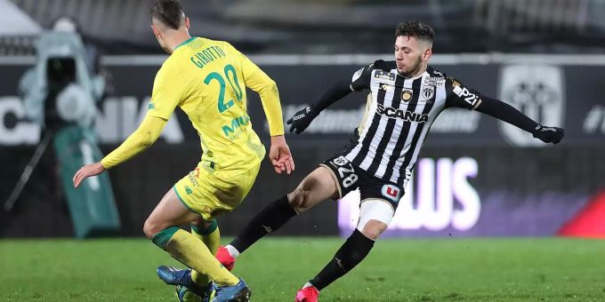 Farid El Melali (re.) im Einsatz für SCO Angers in der Ligue 1. Ligue 1 El Melali