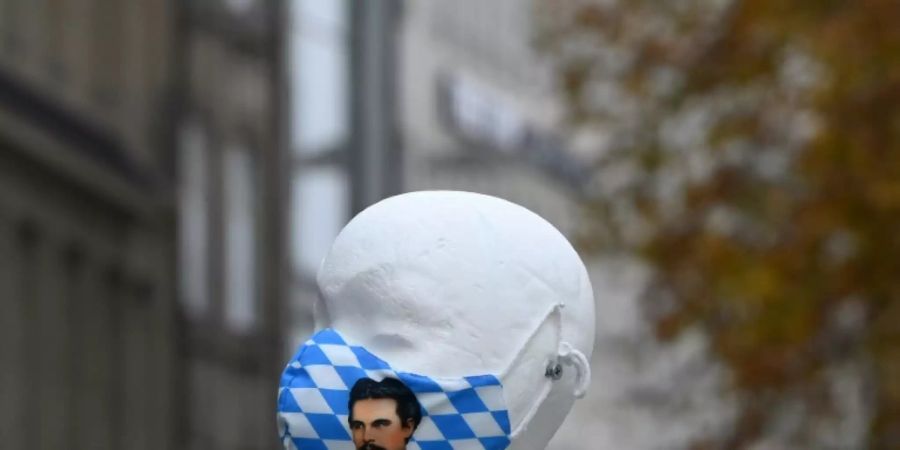 Schaufensterpuppe mit Maske in Bayern