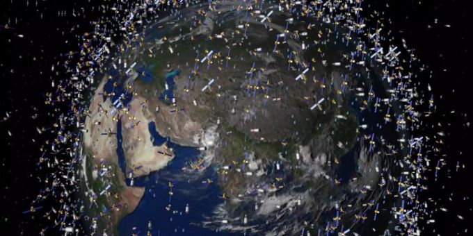Das computergenerierte Bild der European Space Agency (ESA) zeigt Weltraummüll früherer Weltraummissionen, der neben intakten Satelliten um die Erde kreist. Foto: ESA/dpa Das computergenerierte Bild der European Space Agency (ESA) zeigt Weltraummüll früherer Weltraummissionen, der neben intakten Satelliten um die Erde kreist. Foto: ESA/dpa