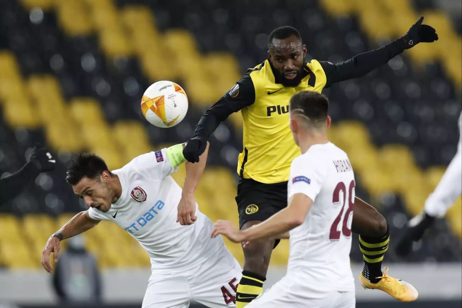 YB-Angreifer Nicolas Moumi Ngamaleu (r.) im Duell mit Cluj-Captain Camora (l.).