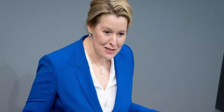 Franziska Giffey (SPD), Bundesministerin für Familie, Senioren, Frauen und Jugend, spricht im Bundestag. Foto: Kay Nietfeld/dpa