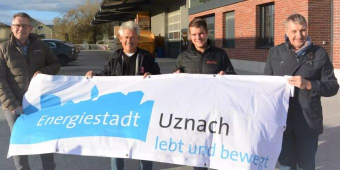 Gemeindepräsident Diego Forrer (l) und EWU-Geschäftsführer Stephan Steiner (r) gratulieren dem Geschäftsführer Bruno Bachmann von der B. Bachmann Bau GmbH zur 100. FV-Anlage in Uznach.