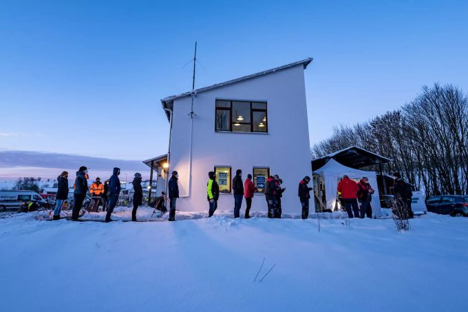 25.01.2021, Bayern, Furth im Wald: Zahlreiche Menschen warten vor einer Corona-Teststation an der deutsch-tschechischen Grenze. Wegen der strengeren Einreiseregeln für Menschen aus Tschechien nach Deutschland hat es schon zuvor an manchen Grenzübergängen in Bayern teils lange Schlangen an den Teststationen gegeben. Coronavirus - Testpflicht an Grenze zu Tschechien