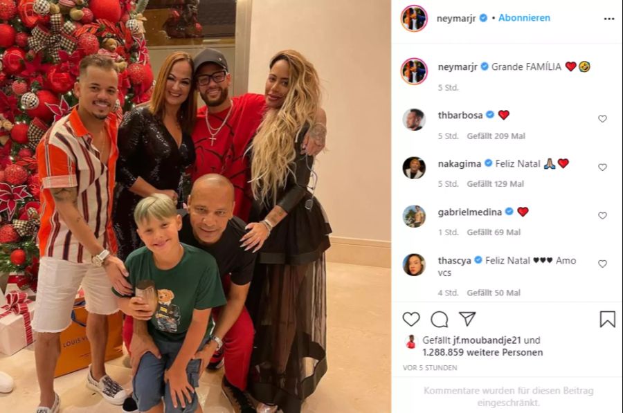 PSG-Superstar Neymar mit seiner Familie.