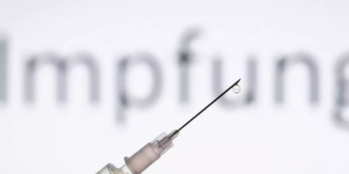 Die ersten Corona-Impfungen sollen in den kommenden Tagen starten. Zuerst sollen Ältere über 80 sowie Bewohner und Personal in Pflegeheimen zum Zug kommen, daneben Gesundheitspersonal mit sehr hohem Infektionsrisiko. Foto: Friso Gentsch/dpa Die ersten Corona-Impfungen sollen in den kommenden Tagen starten. Zuerst sollen Ältere über 80 sowie Bewohner und Personal in Pflegeheimen zum Zug kommen, daneben Gesundheitspersonal mit sehr hohem Infektionsrisiko. Foto: Friso Gentsch/dpa