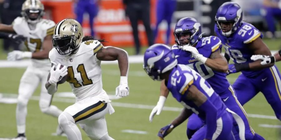 Alvin Kamara (2.v.l) setzte sich mit den New Orleans Saints gegen die Minnesota Vikings durch. Foto: Brett Duke/FR171728 AP/dpa